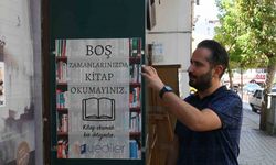 Dükkan önüne astıkları afiş vatandaşlara okuma alışkanlığı kazandırıyor
