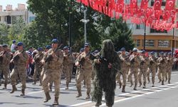Gururlandıran tören geçişi izleyenlerden tam not aldı