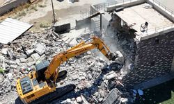 İş yerinin yıkılmasını gözyaşlarıyla izledi