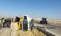Kum yüklü kamyon refüje devrildi: 1 yaralı