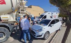 Otomobilin beton mikserine çarptığı kaza kamerada: 1 yaralı
