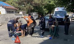 Otomobille çarpışan motosikletli kurye yaralandı