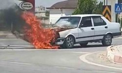 Seyir halindeki otomobil alev alev yandı