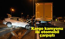 Kargo kamyonu ile otomobil çarpıştı