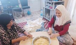 87 yaşındaki Zeynep ninenin kışlık erişte mesaisi