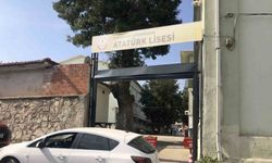 Kamyon kasası okul kapısında takıldı
