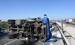 Otomobilin çarptığı trafo yüklü kamyon devrildi: 2 yaralı
