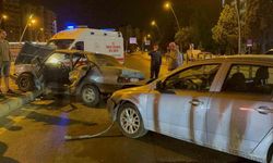 Tofaş marka otomobil ortadan büküldü: 3 yaralı