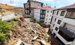 Yağmur sonrası istinat duvarı yıkıldı