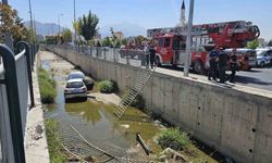 Yoldan çıkan otomobil sulama kanalına düştü