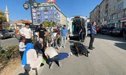 Yolun karşı tarafına geçmeye çalışan kadına motosiklet çarptı: 2 yaralı