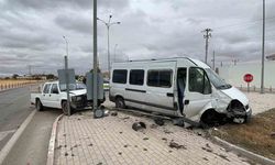 Minibüs ile kamyonetin çarpıştığı kaza kamerada: 1 yaralı