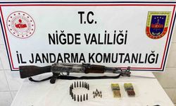 Niğde’de ruhsatsız silah operasyonu: Kaleşnikof ve tabancalar ele geçirildi