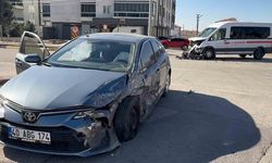 Otomobil ile servis minibüsü çarpıştı: 1 yaralı