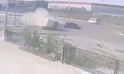 Otomobilin kamyonetle çarpıştığı kaza kameraya yansıdı: 2 yaralı