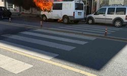Park halindeki minibüs alev alev yandı