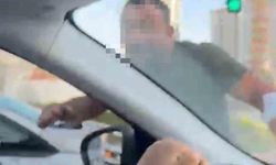 Trafikte tartıştığı kadınların otomobilini yumrukladı