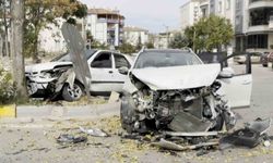 Üç araç birbirine girdi: Otomobiller hurdaya döndü