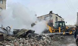 Yangında 4 yapı ve 1 araç zarar gördü