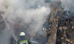 Ahırda başlayan yangın iki eve sıçradı