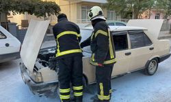 Alev alan otomobili vatandaşlar söndürdü