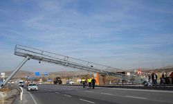 Damperi açılan kamyon EDS direğine çarparak devrildi