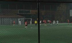 Geç saatlere kadar açık olan halı sahadaki aşırı gürültü mahalle halkının kabusu oldu