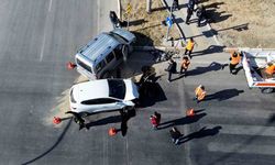 Hafif ticari araçla otomobil çarpıştı: 3 yaralı