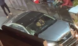 Kaldırıma çıkıp 3 kişiyi yaralayan, ters yola girip 5 araca çarpan alkollü sürücü böyle darbedildi