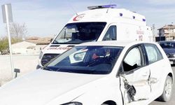 Kontrolden çıkan otomobil karşı şeride geçip araca çarptı: 1 yaralı