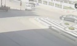 Motosiklet sürücüsünün saniyelerle ölümden döndüğü kaza kamerada