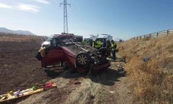 Otomobil şarampole yuvarlandı: 1 ölü, 2 yaralı