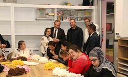 Özel kız öğrencilerinin el emeği atkıları, sevgi evlerindeki çocukları ısıttı