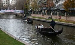 Soğuk havaya rağmen gondol keyfi yaptılar