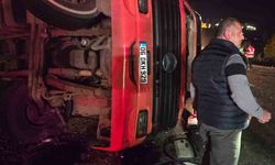 Virajı alamayan tır devrildi: 1 yaralı