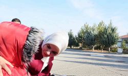 Bakan Göktaş, Ankara’da kardeşleriyle birlikte devlet korumasına alınan Adnan’ı ziyaret etti