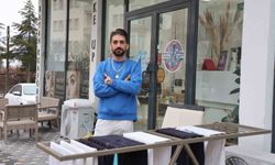 Hırsız köpek, çaldığı havluyu poğaça ile değişti