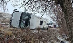 Okul servisi yan yattı, 14'ü öğrenci 15 kişi yaralandı