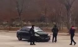 Otomobillerin çarpıştığı kaza kamerada