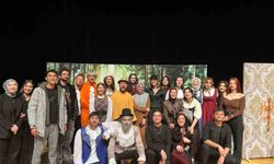 Üniversiteli gençlerin 'Zoraki Hekim' oyunu ayakta alkışlandı