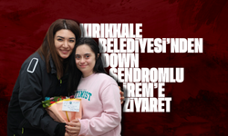 Kırıkkale Belediyesi ekipleri, down sendromlu İrem’i evinde ziyaret etti.