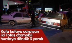 Kafa kafaya çarpışan iki Tofaş otomobil hurdaya döndü: 3 yaralı