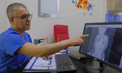 Boğazına kumanda pili kaçan bebek ölümden döndü