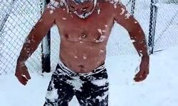 Eksi 15 derecede kar banyosu yaptı