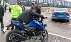Otomobille çarpışan motosikletin 16 yaşındaki sürücüsü ağır yaralandı