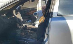 Park halindeki otomobilin direksiyon ve koltukları yandı
