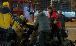 Takla atan otomobilde sıkışan arkadaşının başından ayrılmadı