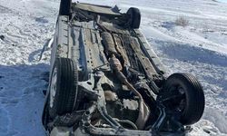 Takla atıp ters dönen otomobildeki 4 kişi yaralandı