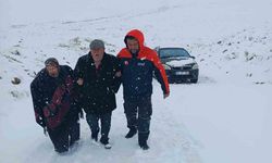 Yolda kalan iki araçtaki 4 kişi kurtarıldı