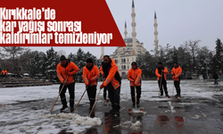 Kırıkkale’de kar yağışı sonrası kaldırımlar temizleniyor